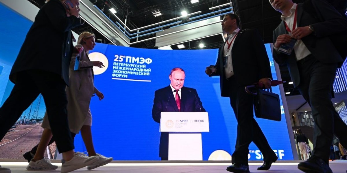 «Не тратил время на любезности»: Запад поразила воинственность Путина на ПМЭФ-2022