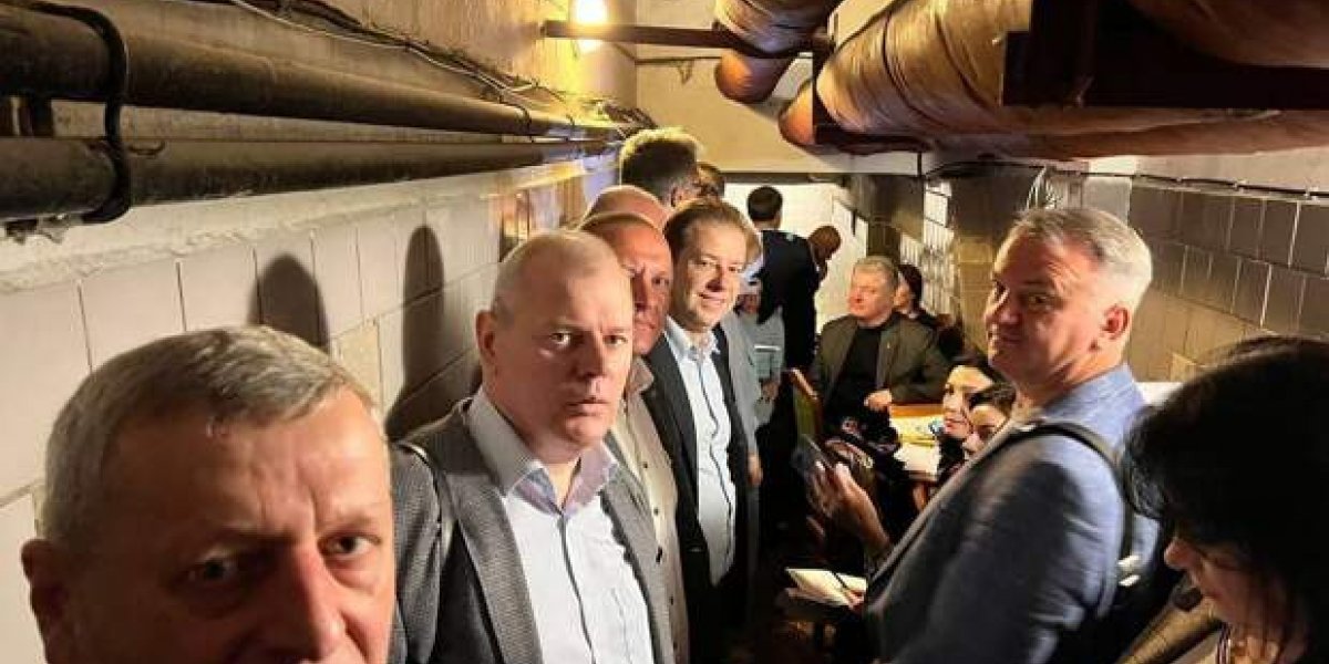 Парадокс Порошенко: Теперь сам сидит по подвалам и прячется от «Кинжала»