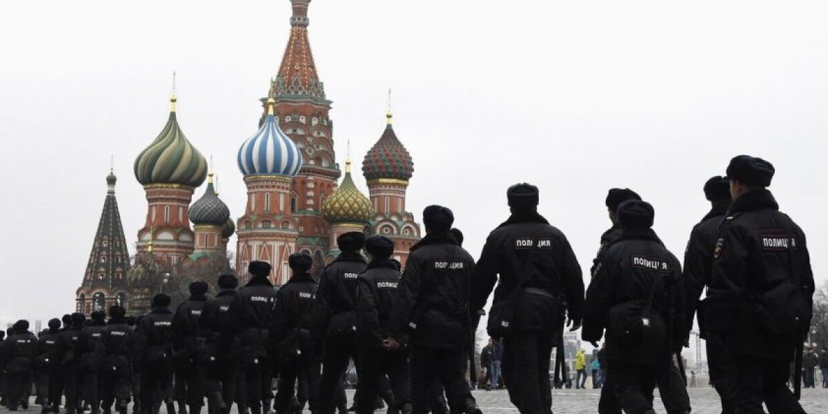 Началось. Мигранты в Москве напали на полицейских прямо на Красной площади