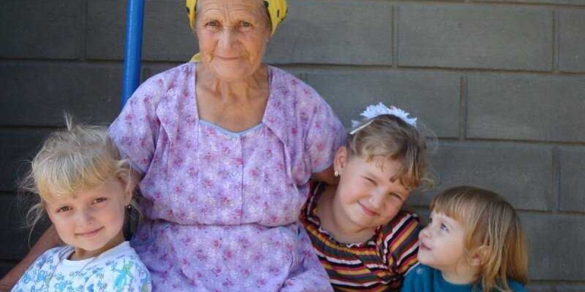 Дочь живет с бабушкой. Бабушка и внук. Бабушка с внуками. Фотосессия бабушка с внуками. Старушка для детей.