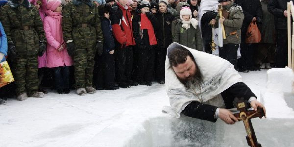 Врач и иеромонах Феодорит объяснили, в каких случаях от купания в проруби лучше отказаться Врач и иеромонах Феодорит объяснили, в каких случаях от купания в проруби лучше отказаться
